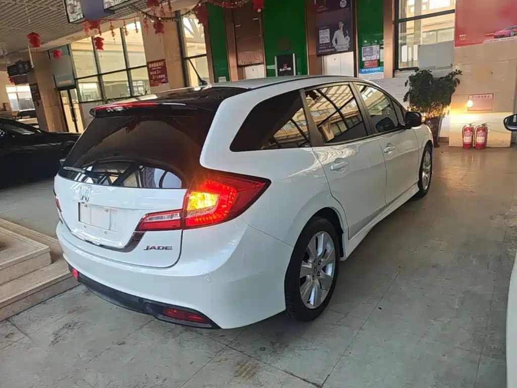 Honda Jade 2016 2016 1.8L Automatic Comfort Elite Version 5-seater