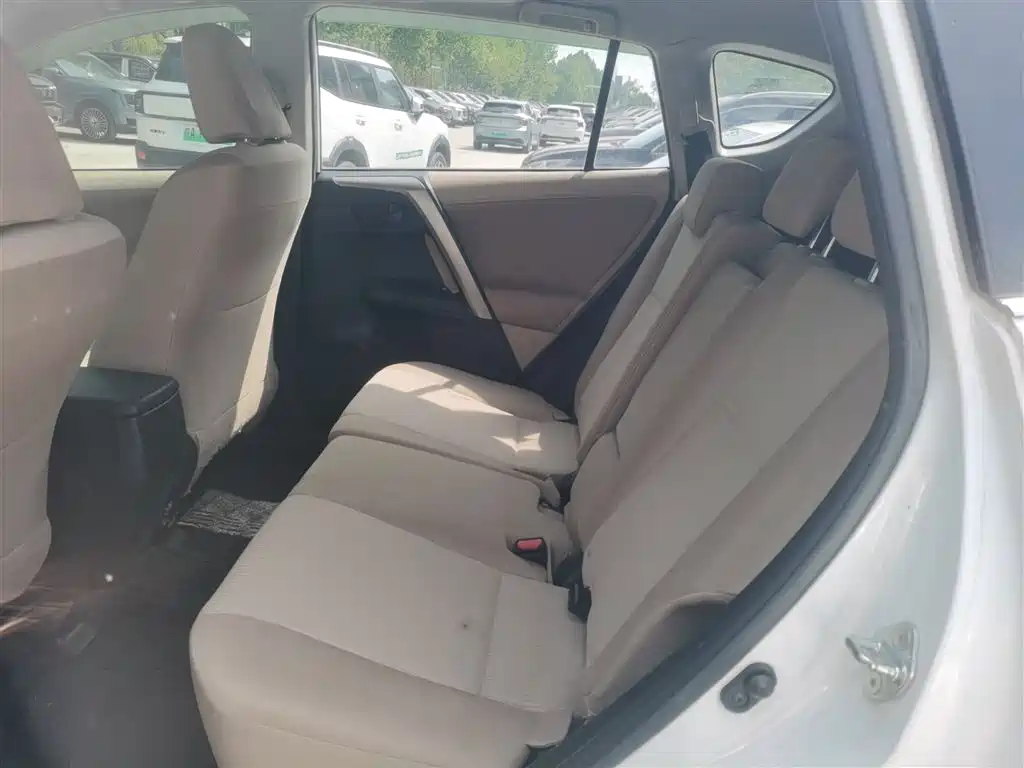 Toyota RAV4 Rongfang 2015 2.0L CVT 2WD Trend Edition фото 17