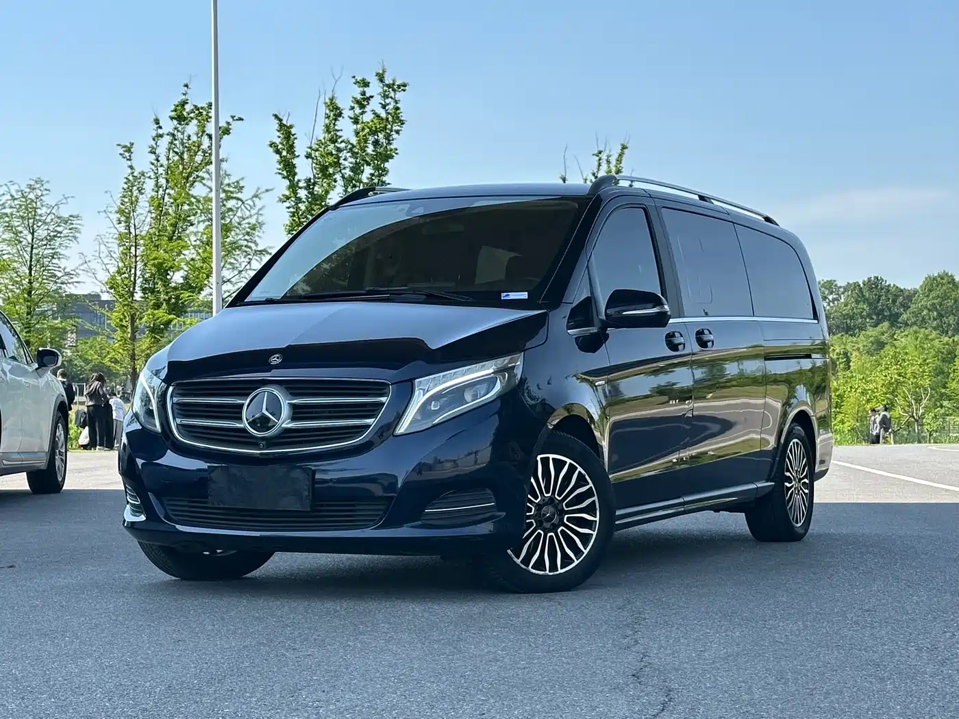 Mercedes-Benz V-Class 2017 Model V 260 L Premium Extended Edition фото 2
