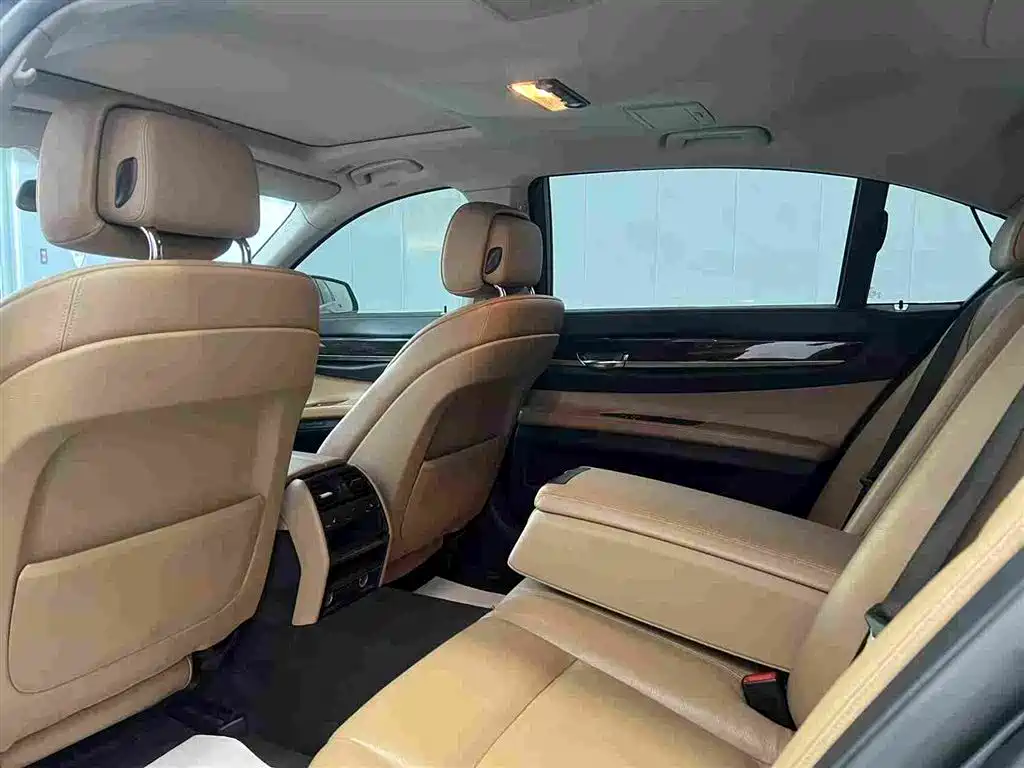 BMW 7 Series 2011 730Li Elegance фото 15