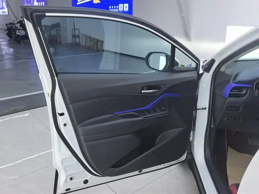 Toyota C-HR 2023 Model 2.0L Premium Edition фото 7