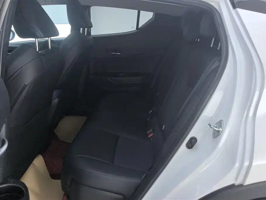 Toyota C-HR 2023 Model 2.0L Premium Edition фото 11