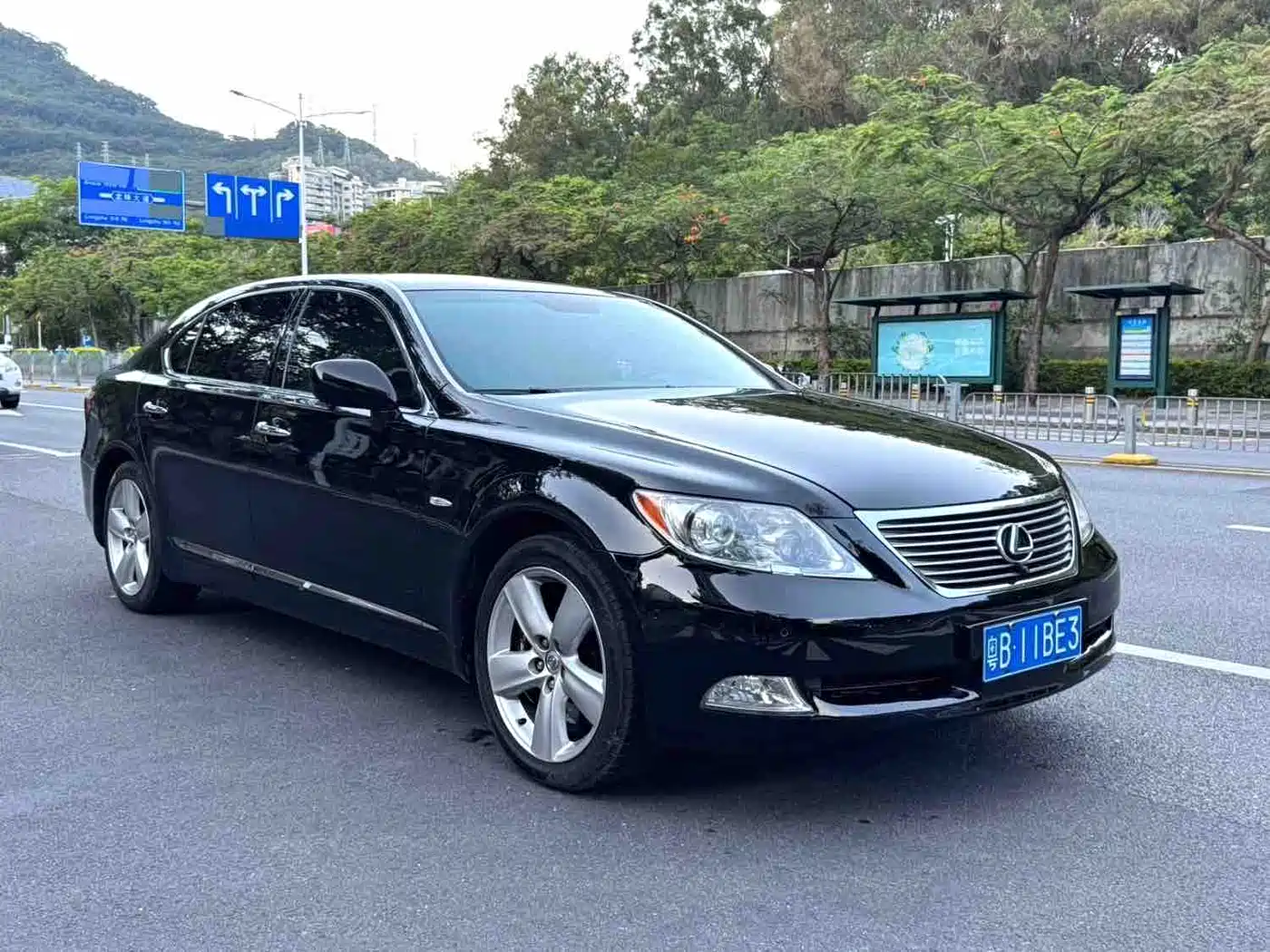 Photo 3 - Lexus LS