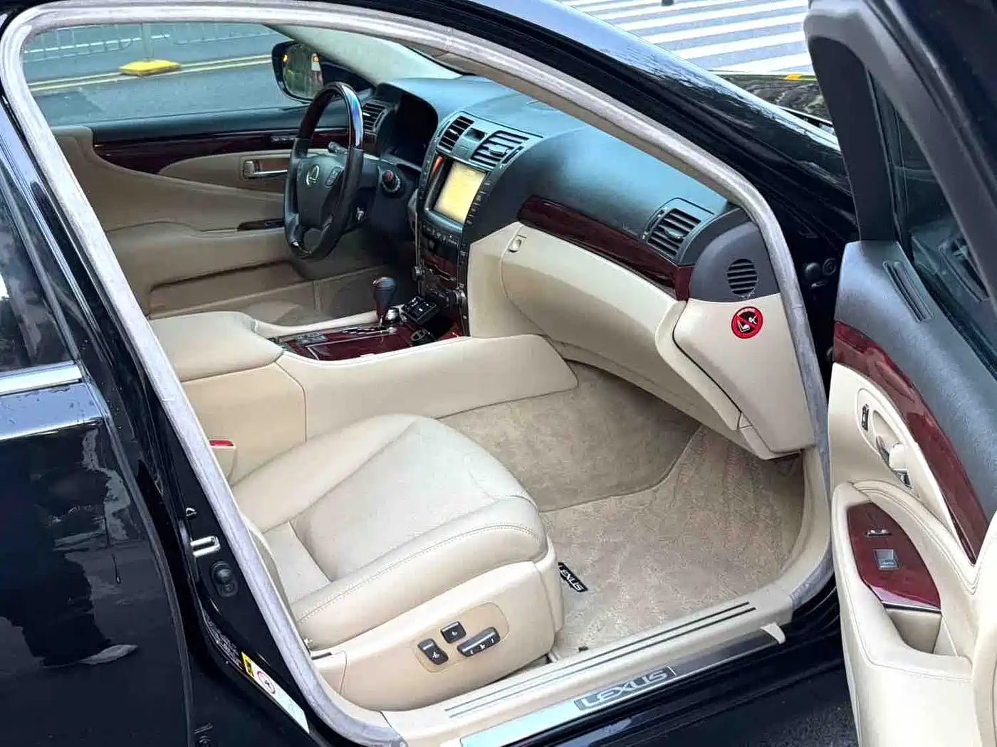 Photo 14 - Lexus LS