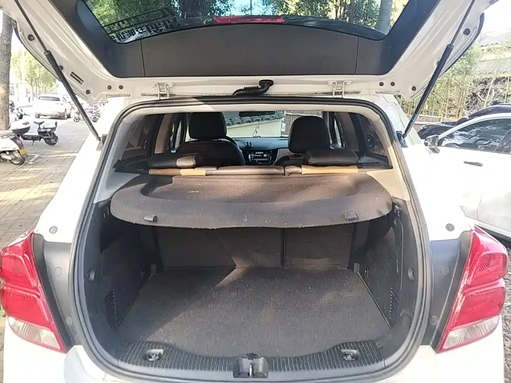 Photo 19 - Chevrolet Trax