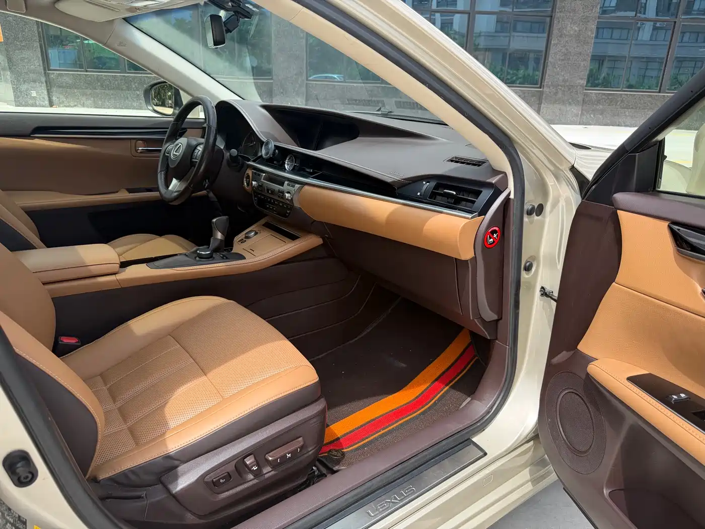 Фото 8 - Lexus ES