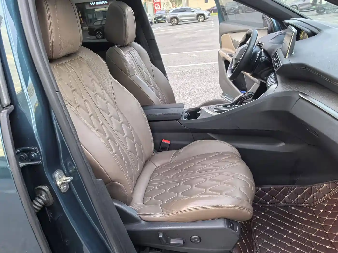 Фото 23 - Peugeot 5008