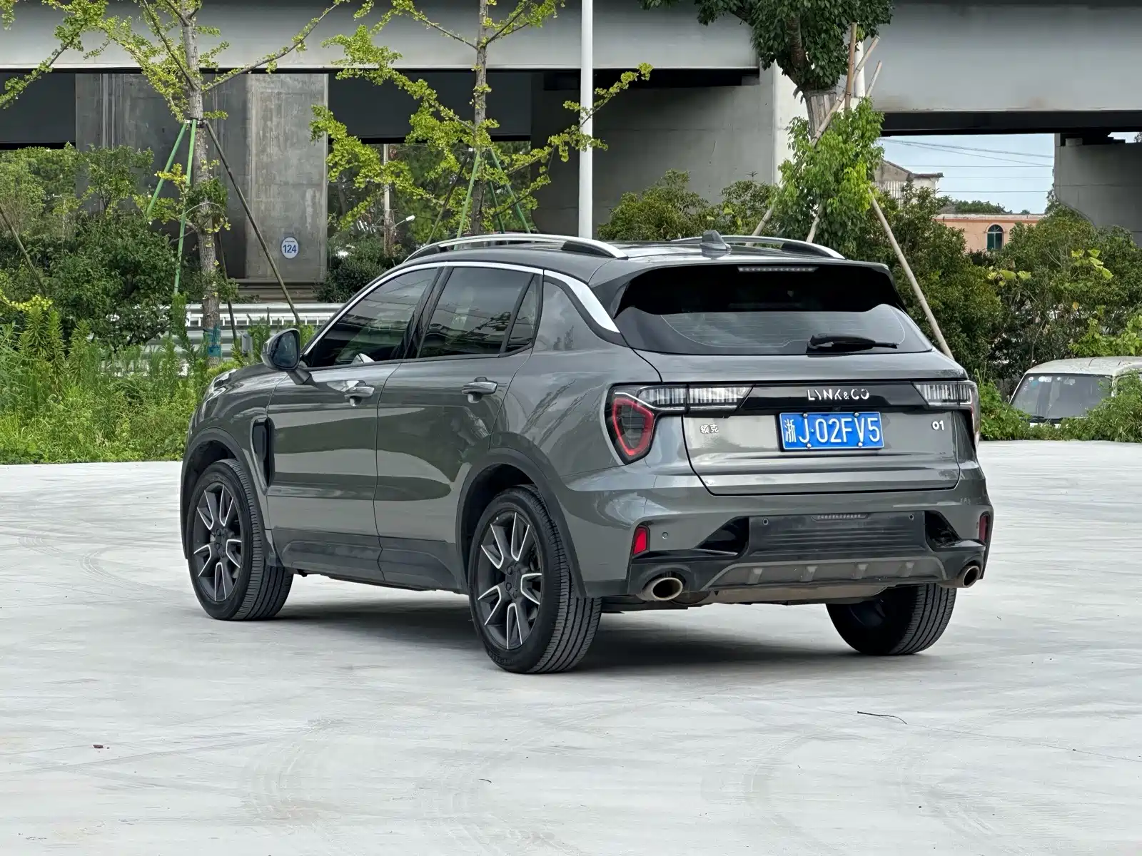 Фото 3 - Lynk & Co 01