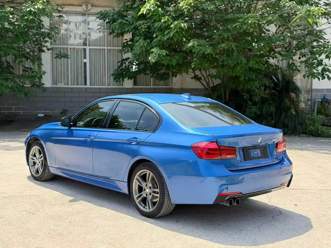 BMW 3 Series 2018 320i M Sport Black Night Edition фото 4