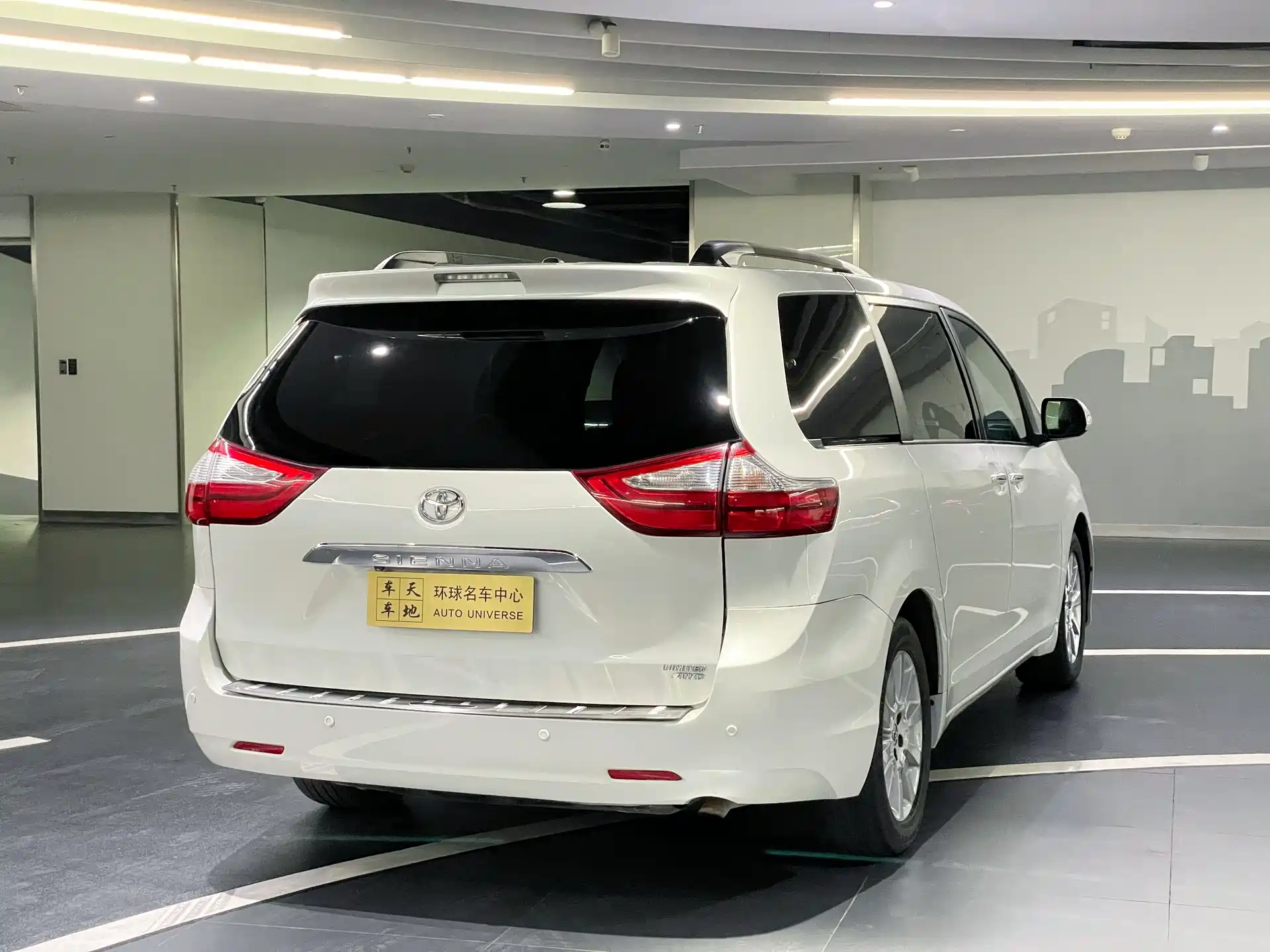 Photo 4 - Toyota Sienna