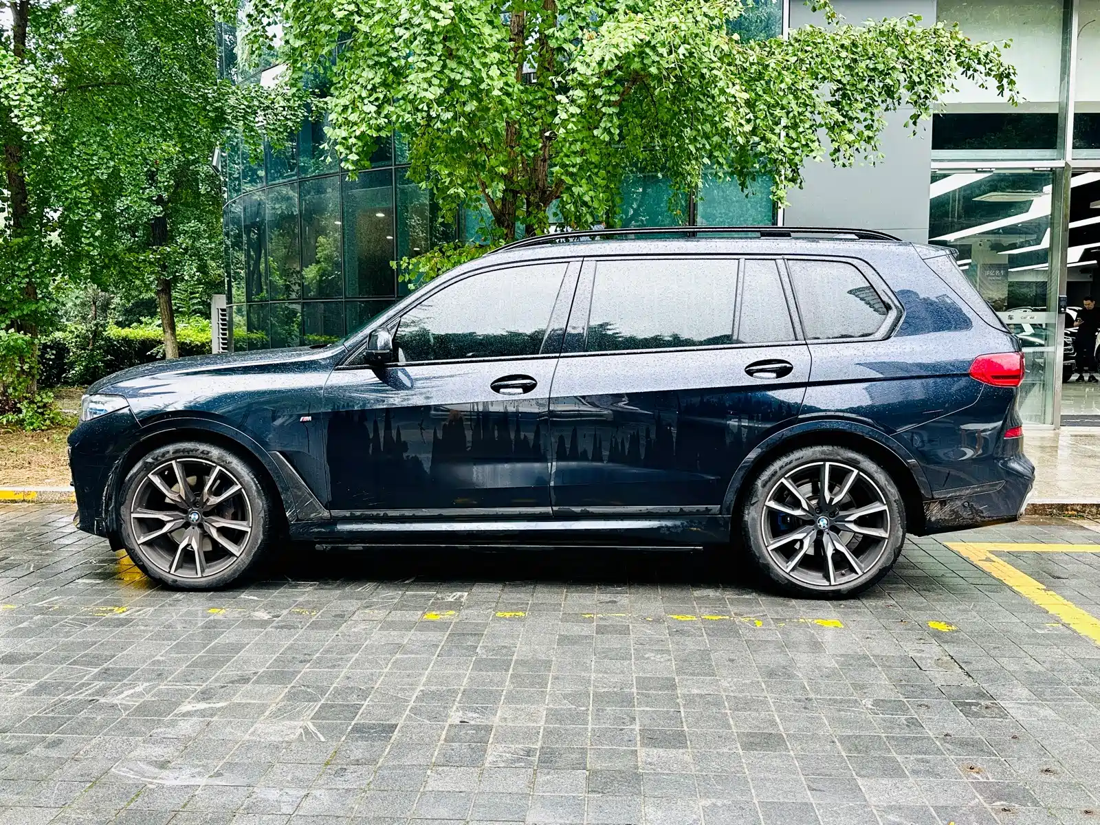 Photo 2 - BMW X7