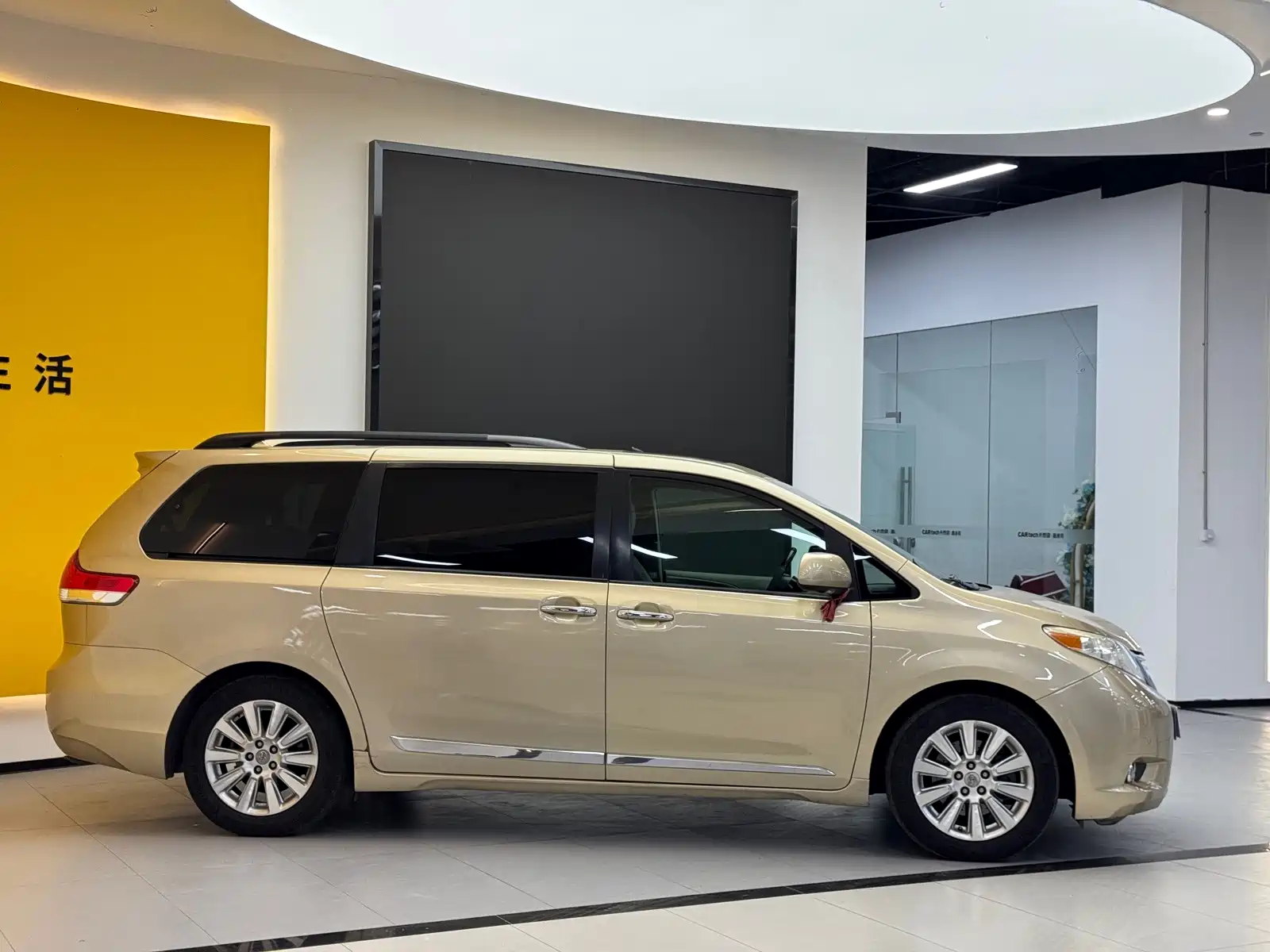 Фото 4 - Toyota Sienna