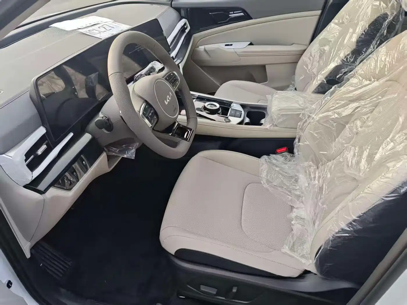 KIA LION PLATINUM EXPANDS THE WORLD