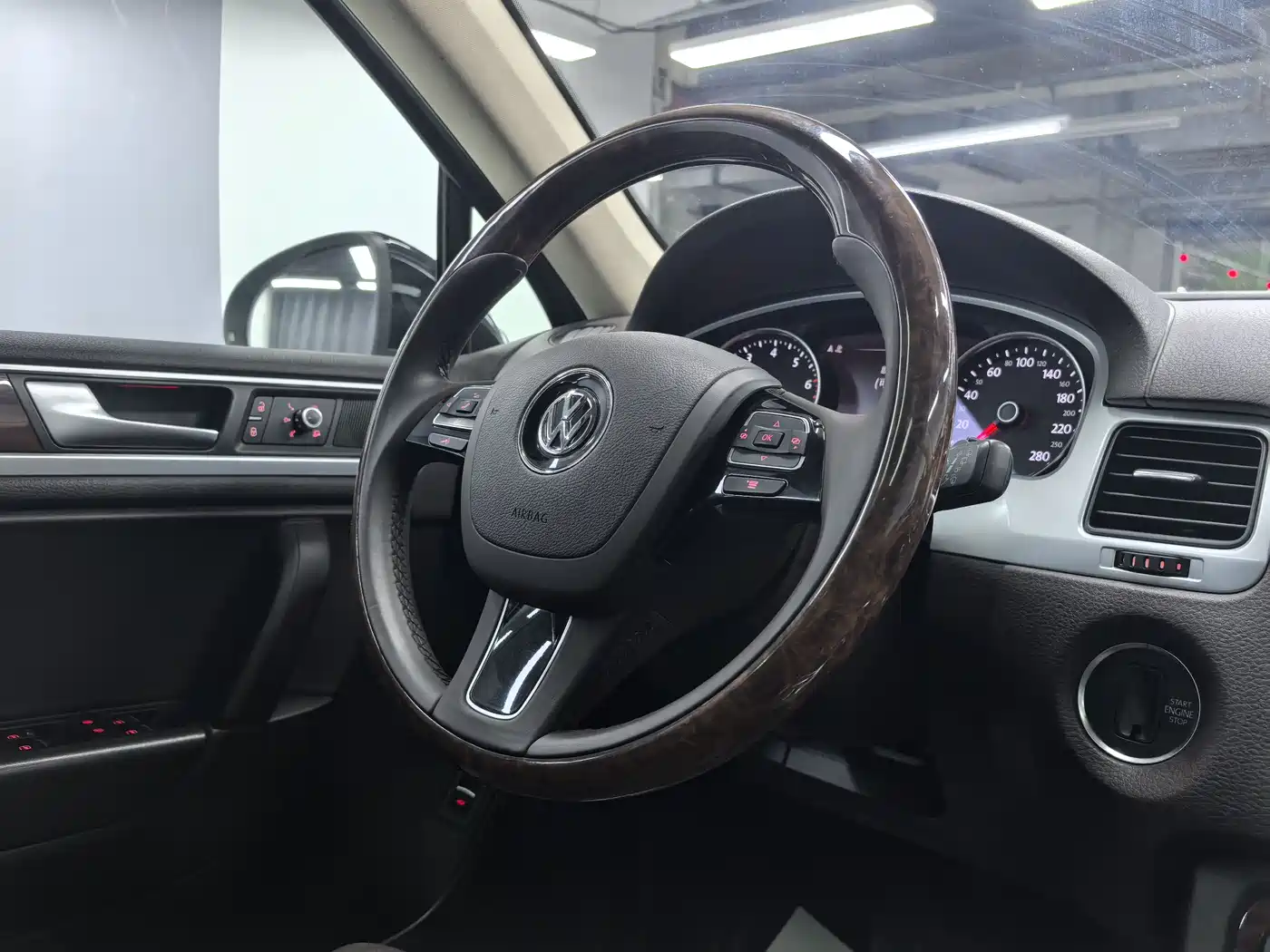 Volkswagen Touareg 2012 2012 R-Line High Spec