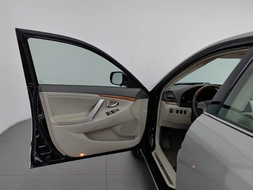 Фото 8 - Toyota Camry
