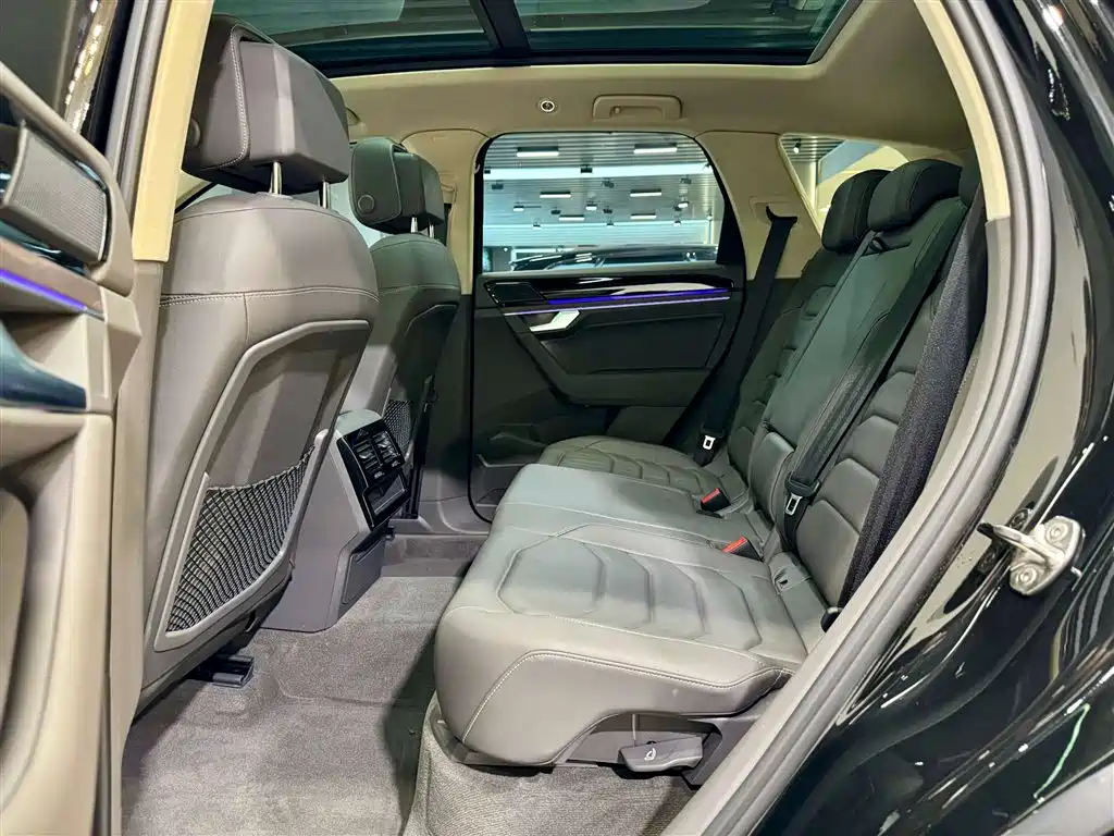 Volkswagen Touareg 2023 3.0TSI R-Line Black Sports Package фото 26