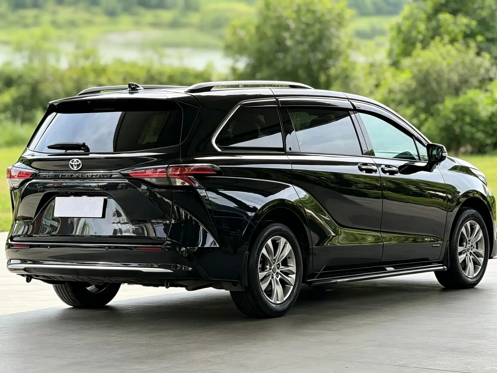 Photo 4 - Toyota Sienna