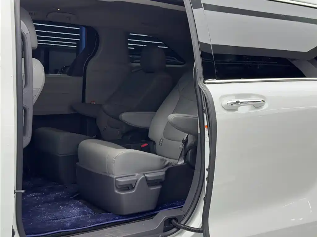 Toyota Granvia 2024 2.5L Hybrid Comfort фото 7