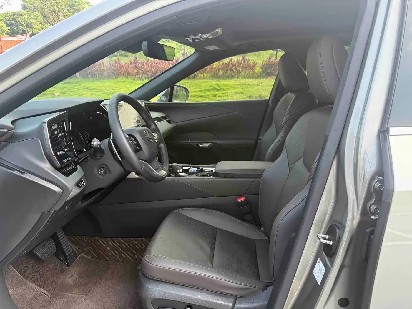 Photo 4 - Lexus RX
