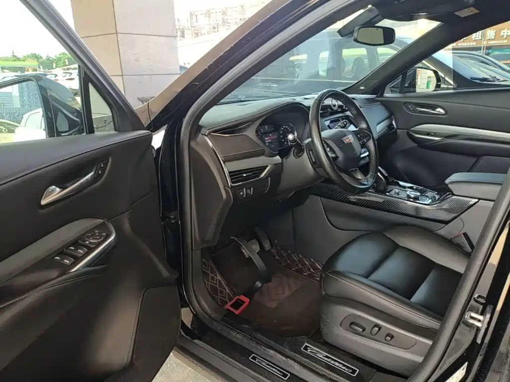 Фото 16 - Cadillac XT4
