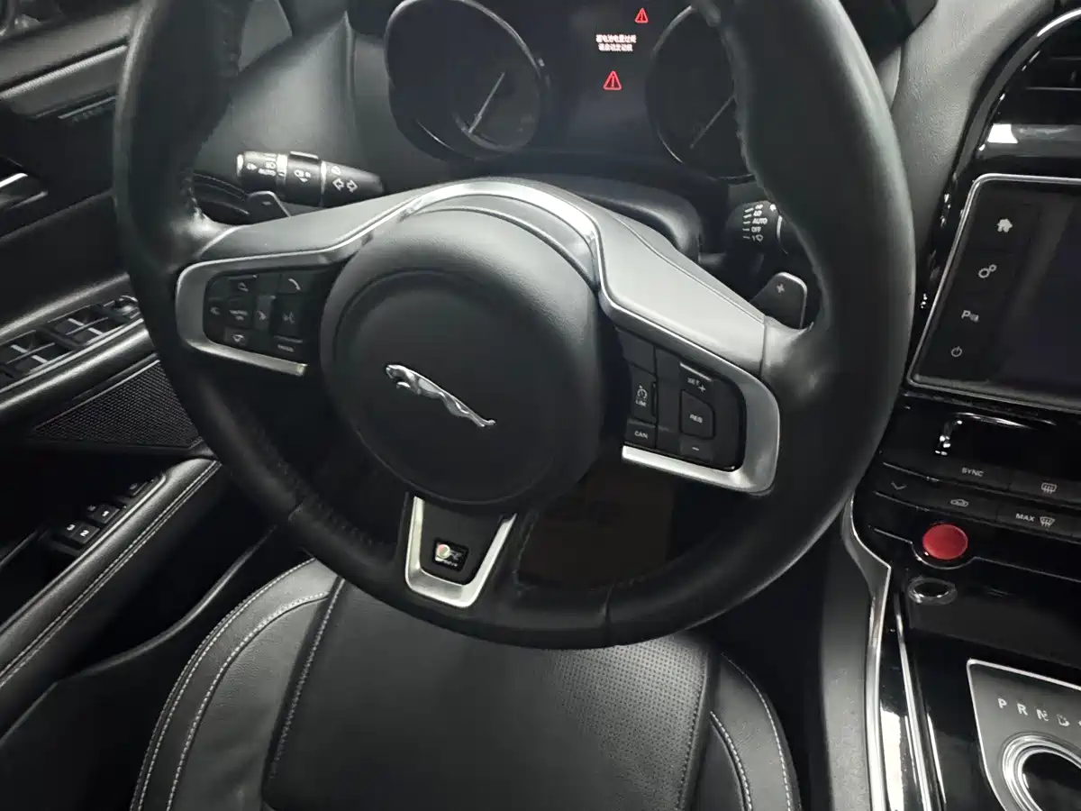 Фото 10 - Jaguar XE