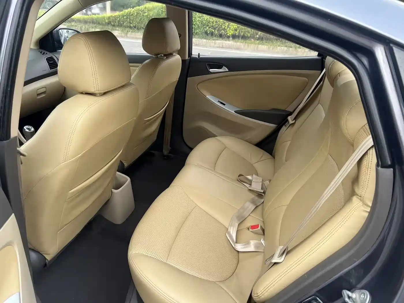 Hyundai Verna 2010 Sedan 1.4L Manual Standard GL фото 10