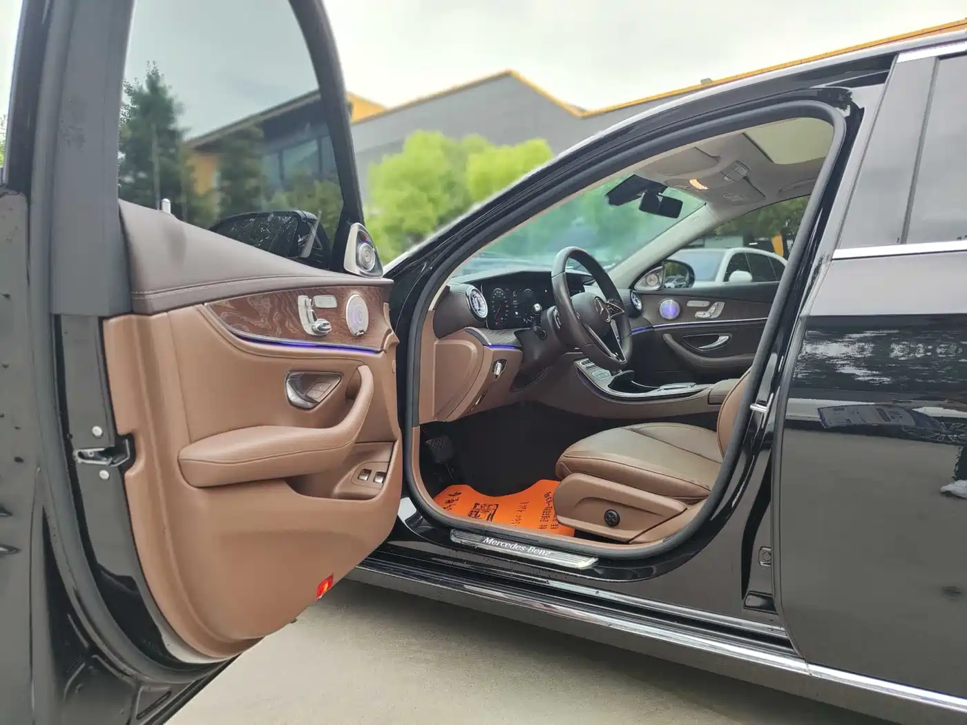 Mercedes-Benz E-Class New Energy 2022 E 350 e L Plug-in Hybrid Sports Sedan фото 4