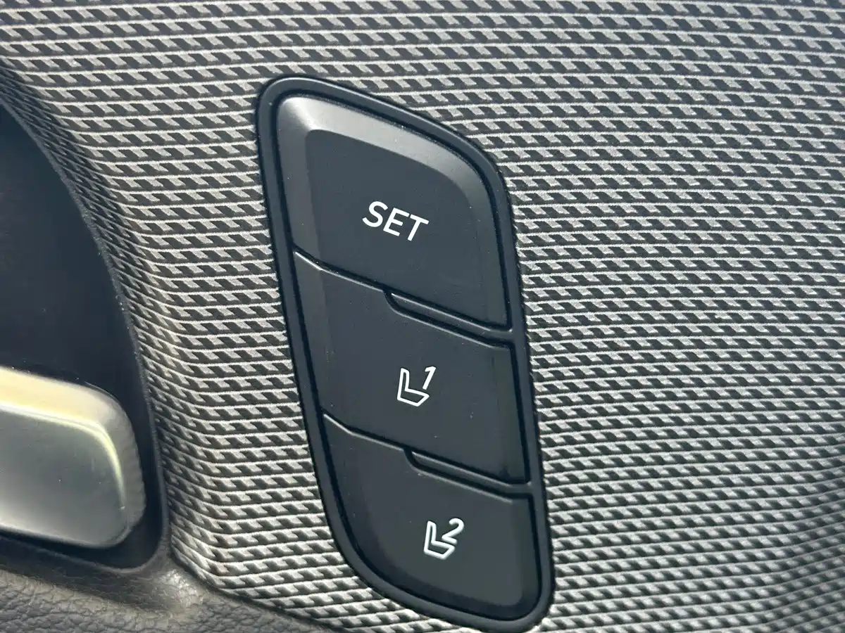 Photo 9 - Hyundai Santa Fe