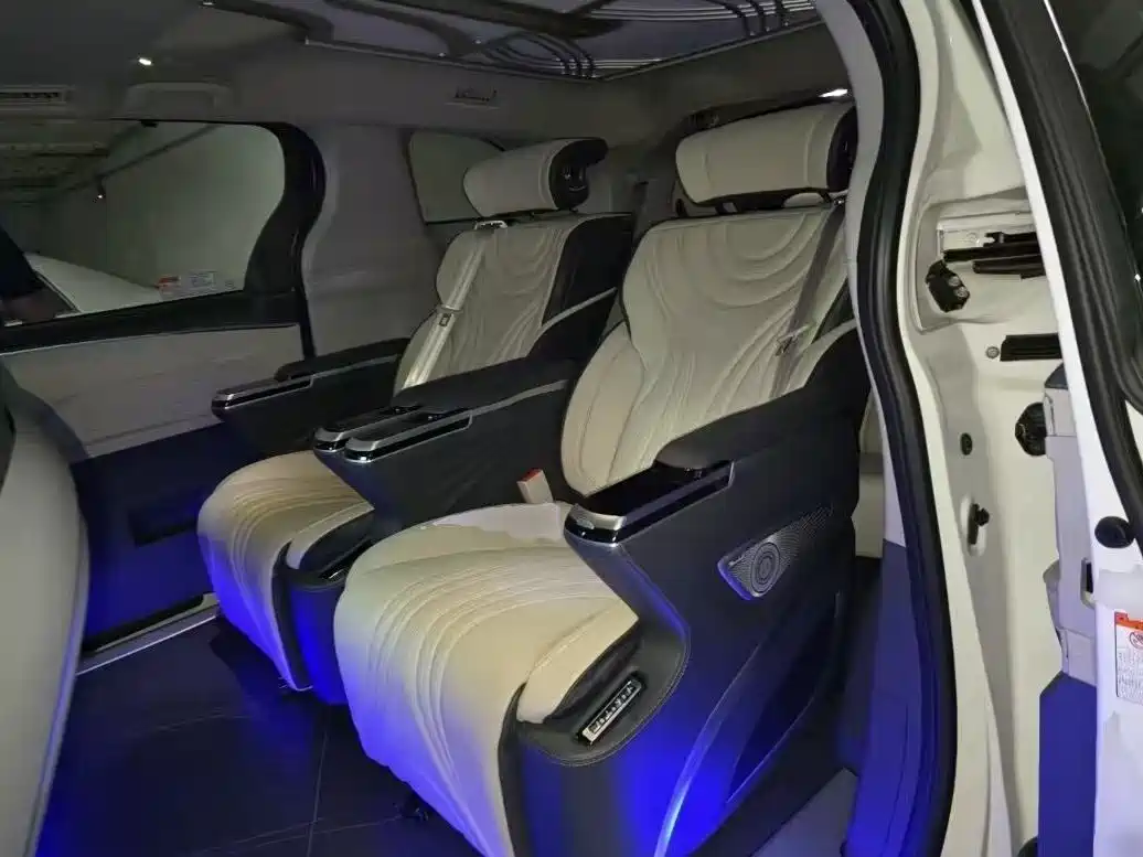 Toyota Granvia 2023 2.5L Hybrid Comfort Edition фото 9