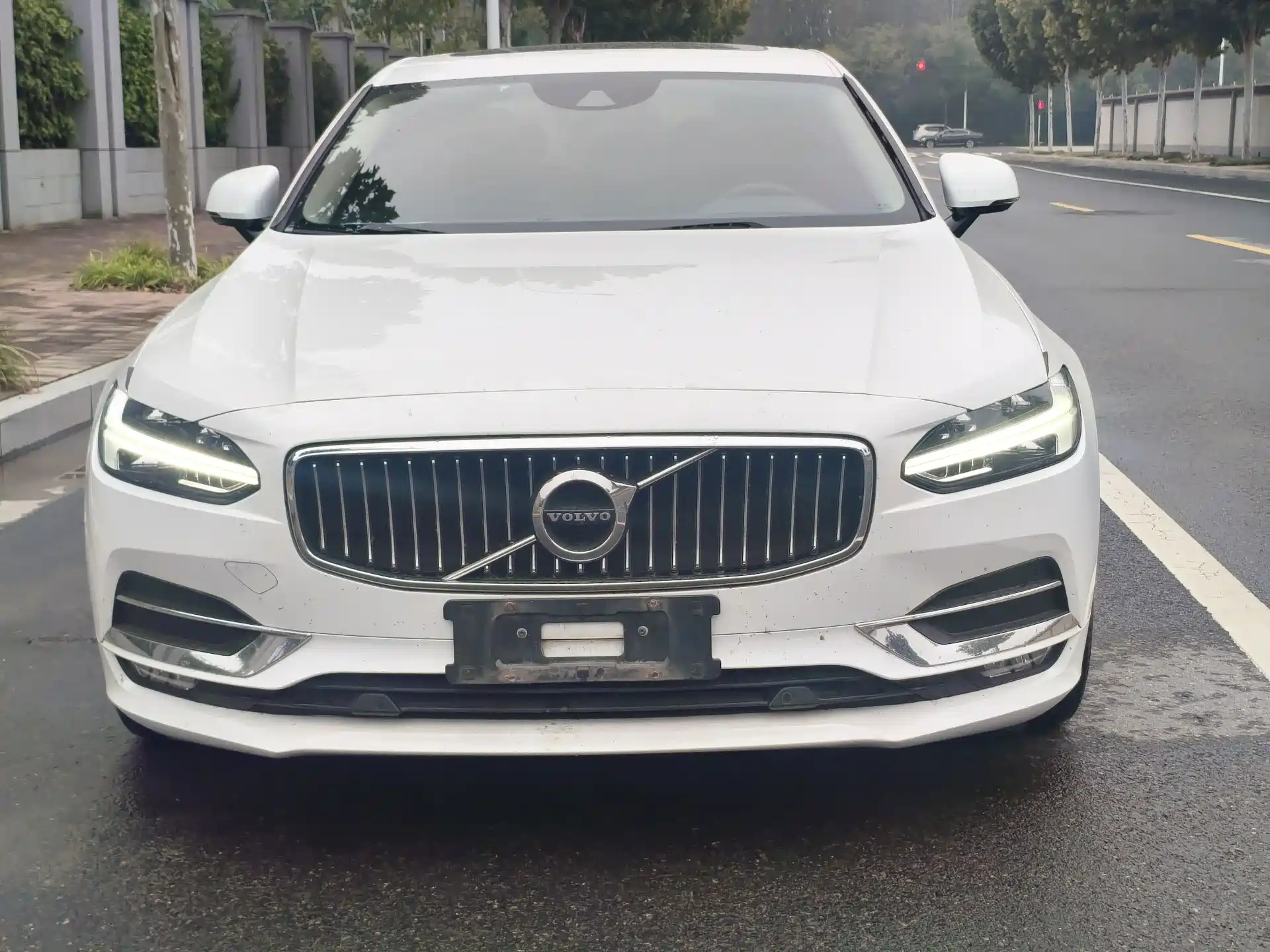 Photo 2 - Volvo S90