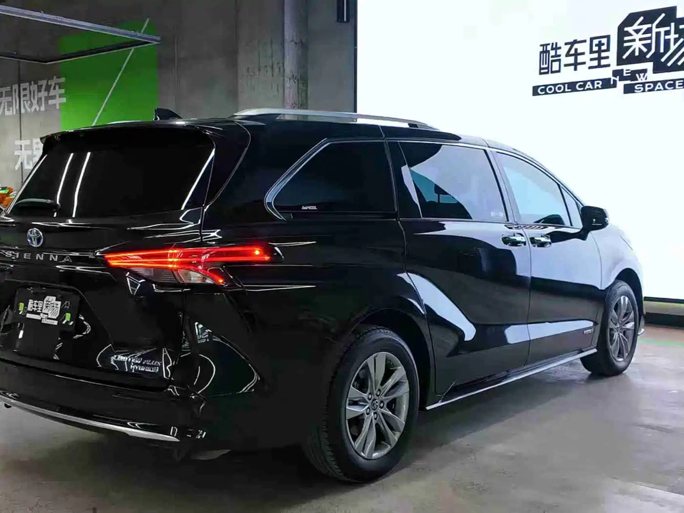 Toyota Sienna 2021 2.5L Hybrid Ultimate Edition фото 4