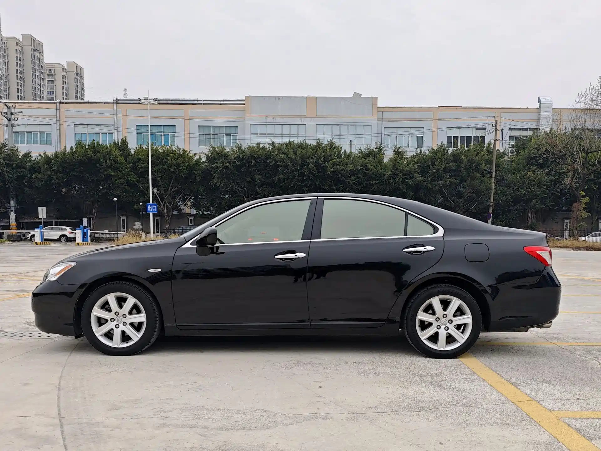 Фото 2 - Lexus ES