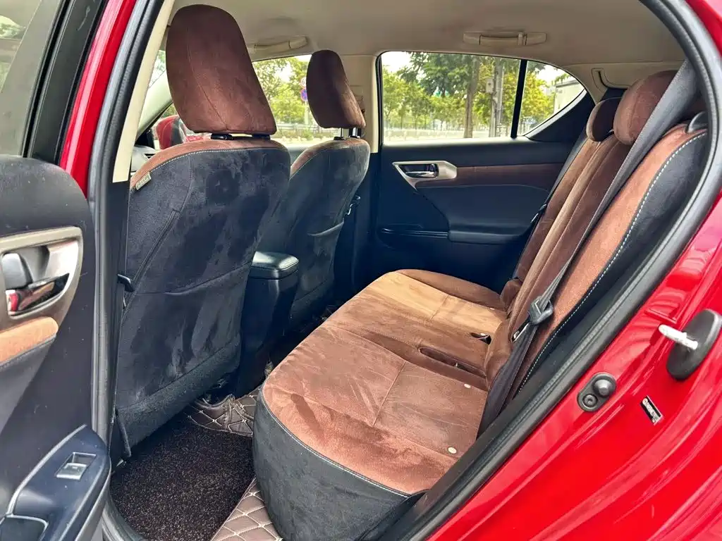 Фото 8 - Lexus CT