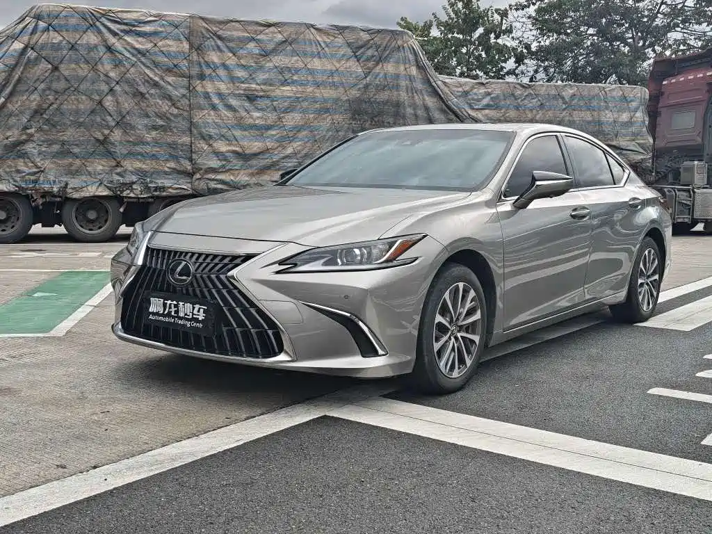 Фото 1 - Lexus ES