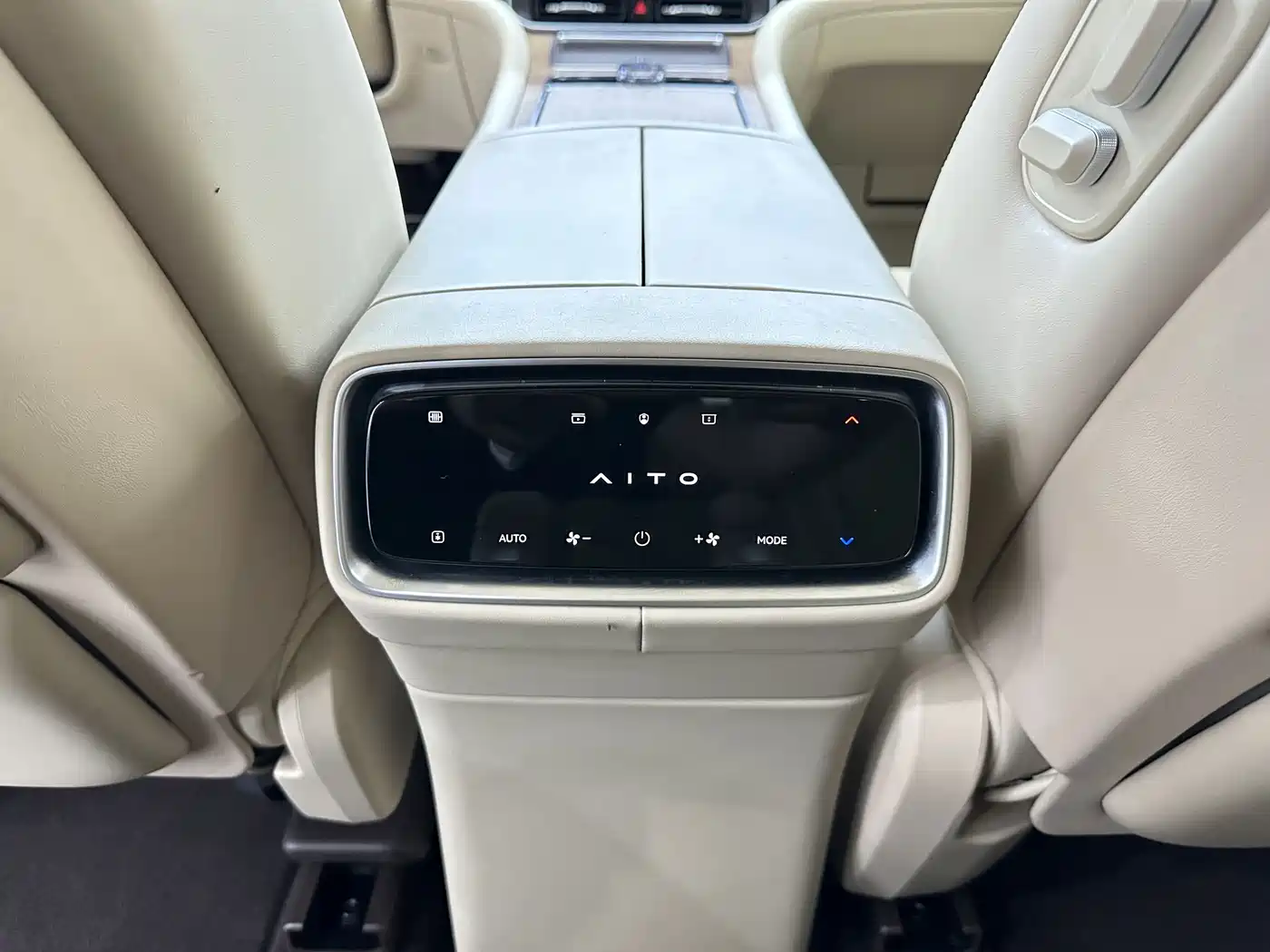AITO Wenjie AITO M9 2024 Range Extender Ultra 52kWh 6-seater фото 21