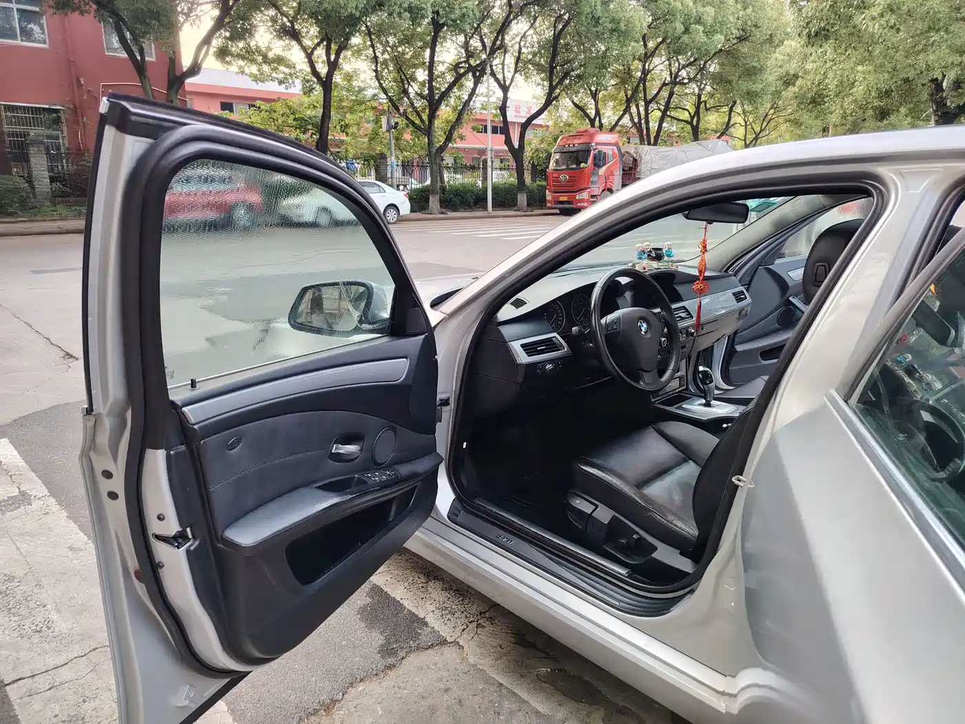 BMW 5 Series 2010 520Li Leading фото 8
