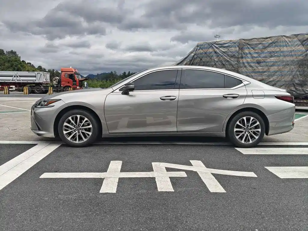 Фото 3 - Lexus ES