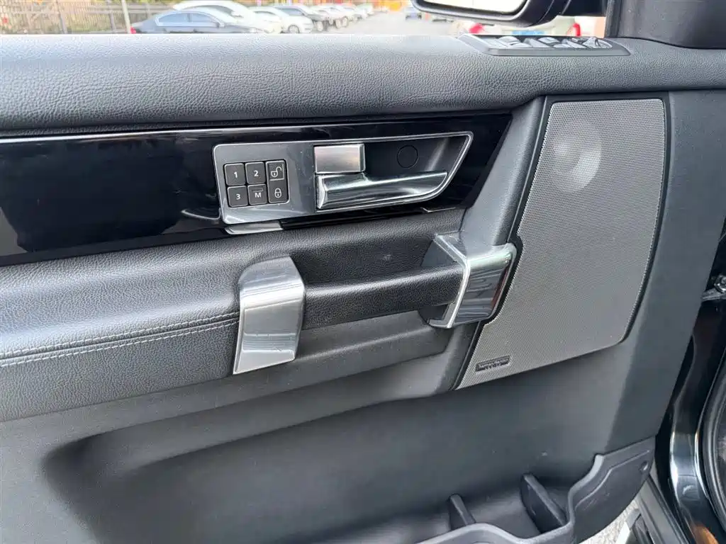 Land Rover Discovery 2011 5.0 V8 HSE фото 9