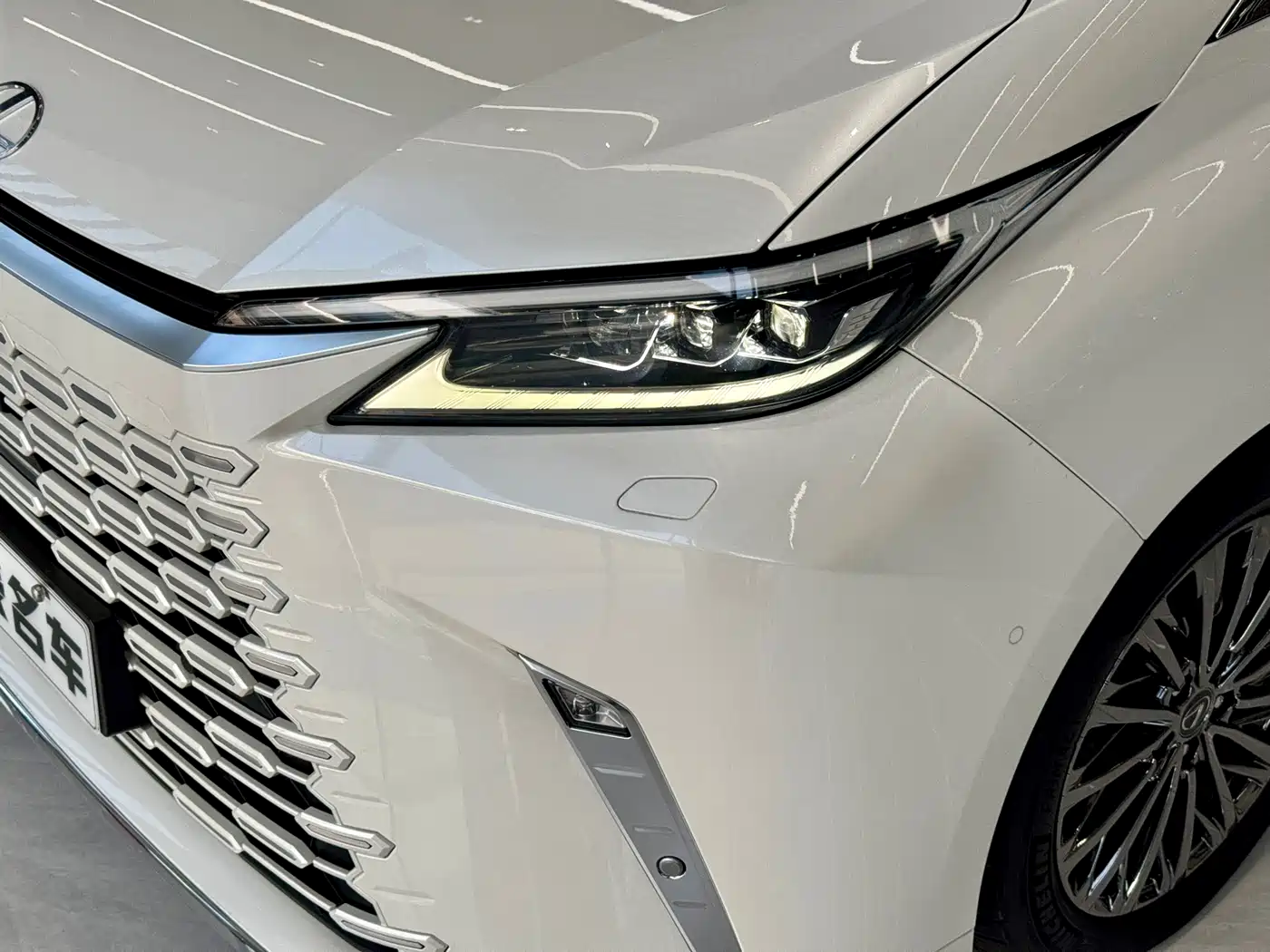 Lexus LM 2023 500h 6-Seater Prestige Edition фото 14