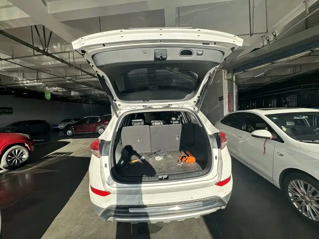 Фото 10 - Hyundai Tucson