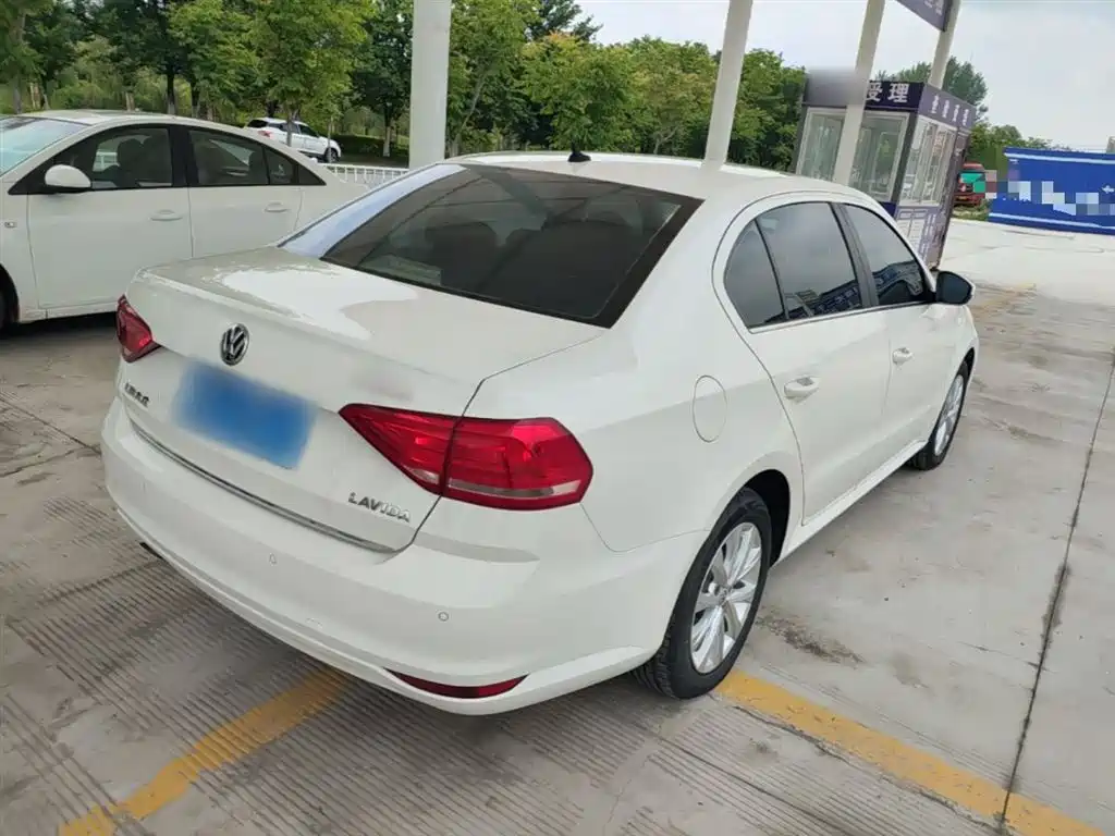 Volkswagen Lavida 2015 1.6L Automatic Comfort Edition фото 7
