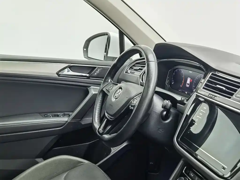 Фото 22 - Volkswagen Tiguan L