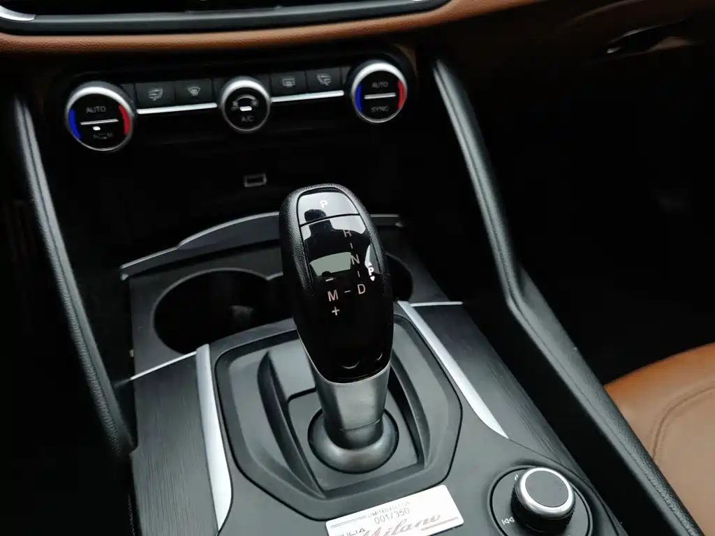 Alfa Romeo Giulia 2019 2017 2.0T 200HP Luxury Edition