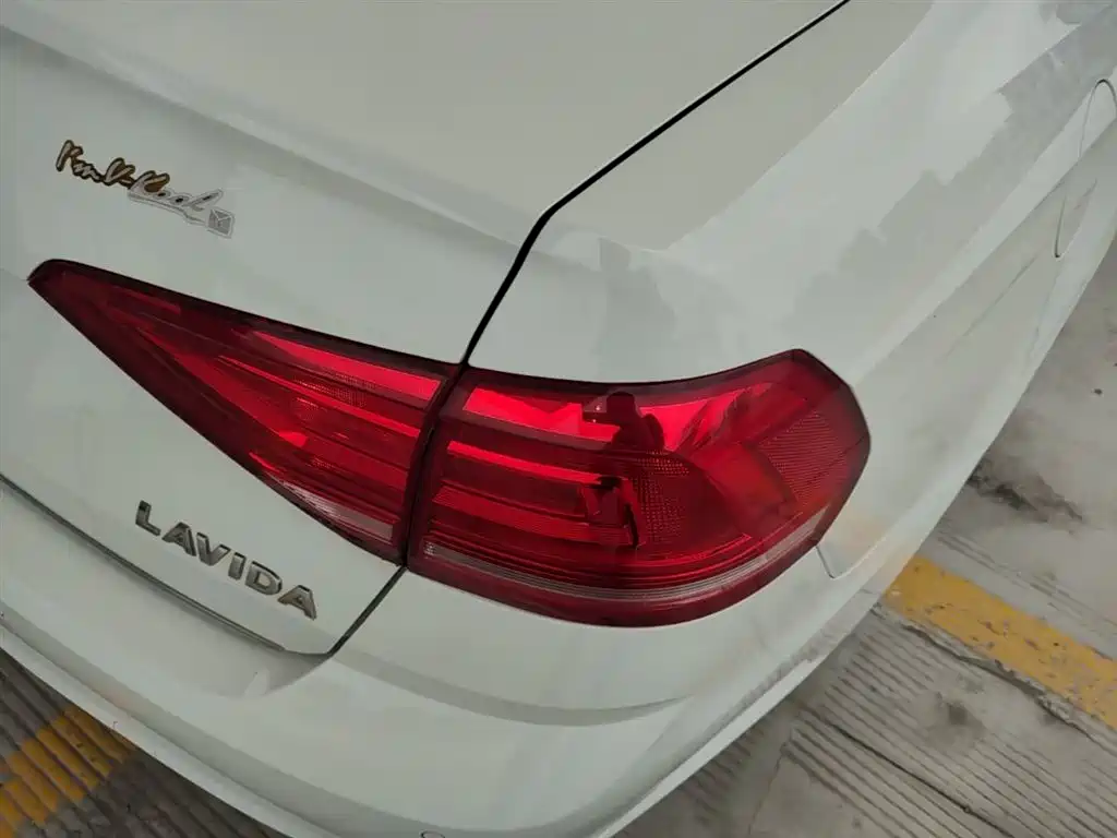 Volkswagen Lavida 2015 1.6L Automatic Comfort Edition фото 8