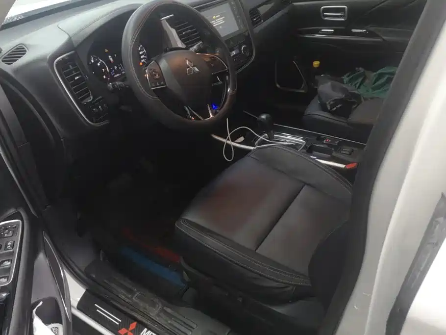 Фото 9 - Mitsubishi Outlander