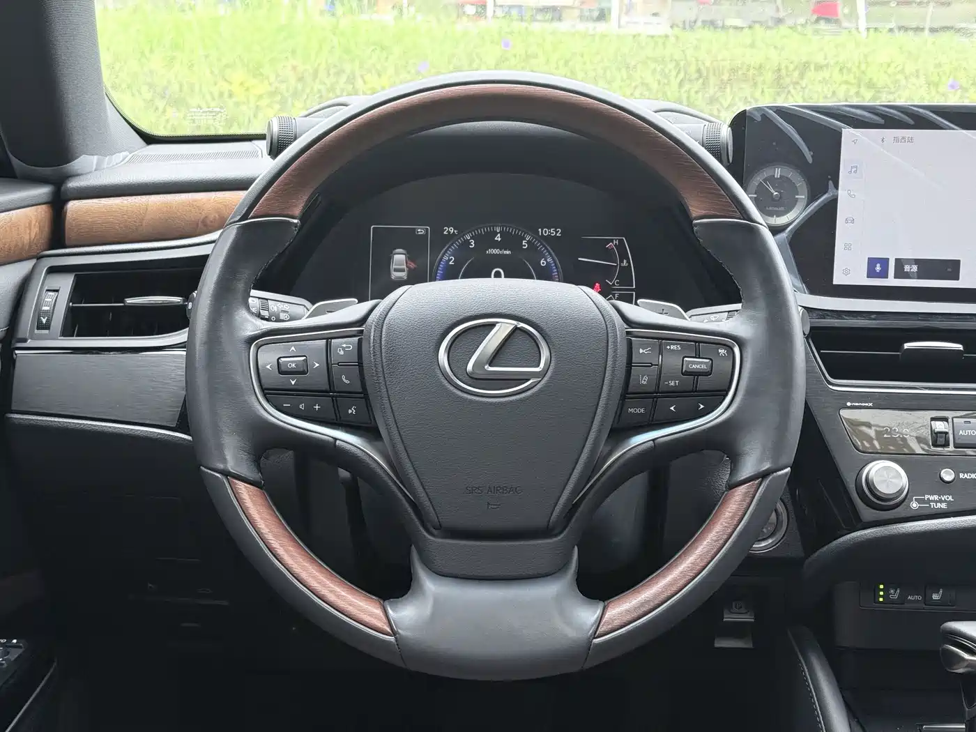 Фото 10 - Lexus ES