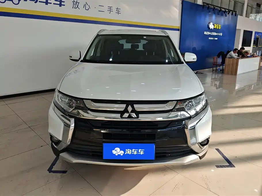 Mitsubishi Outlander 2018 2.0L 2WD Jiale Edition 7-seater фото 2