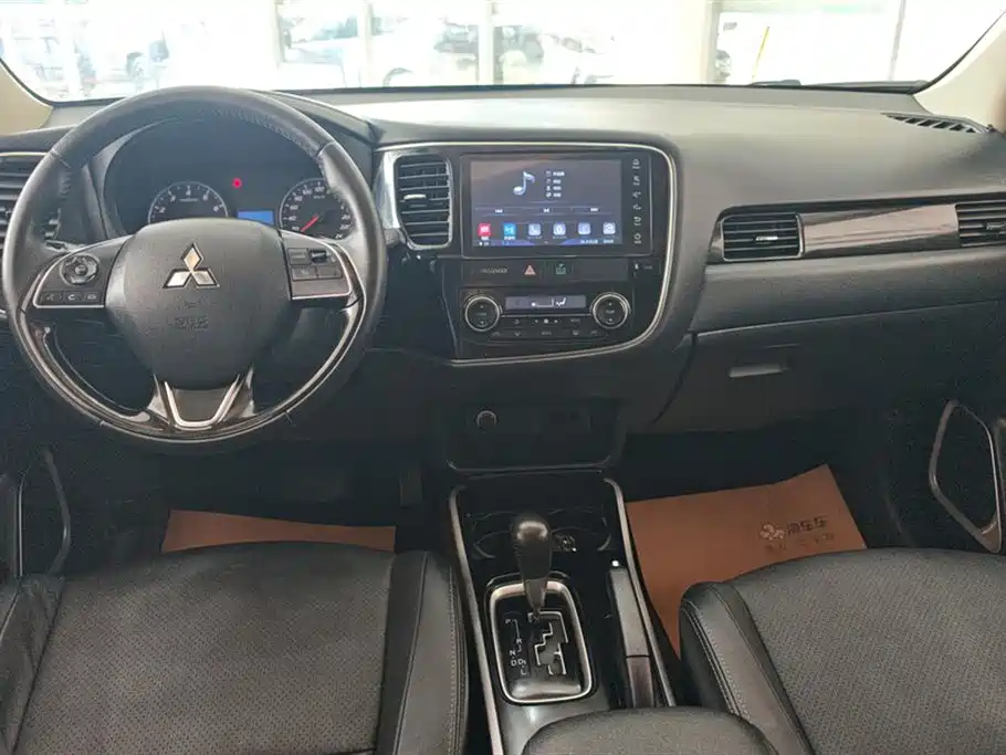Mitsubishi Outlander 2018 2.0L 2WD Jiale Edition 7-seater фото 12