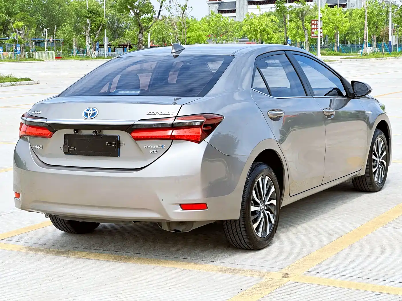 Toyota Corolla 2017 Facelift Hybrid 1.8L E-CVT Leading Edition фото 37
