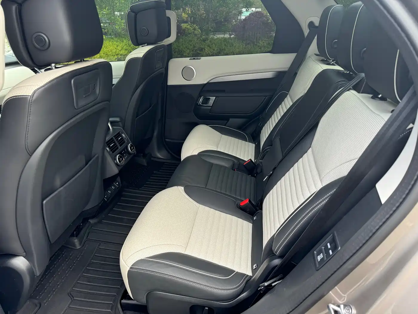 Land Rover Discovery 2021 360PS R-Dynamic HSE фото 6